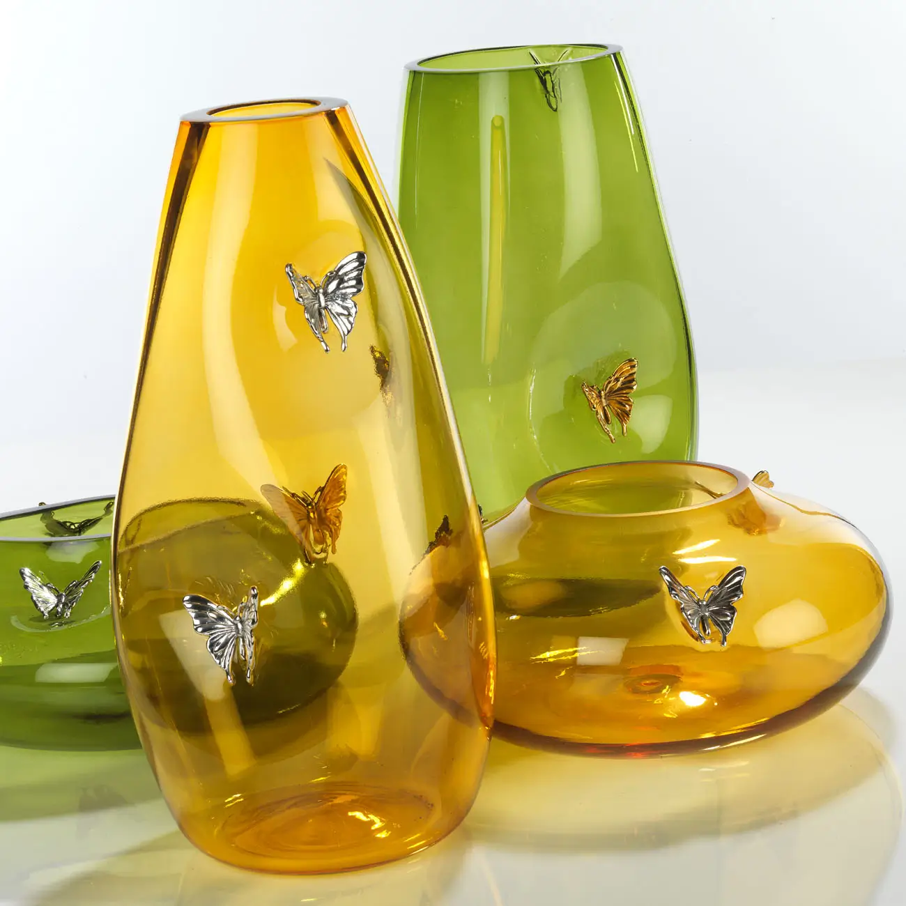 farfalle in argento su vasi in vetro